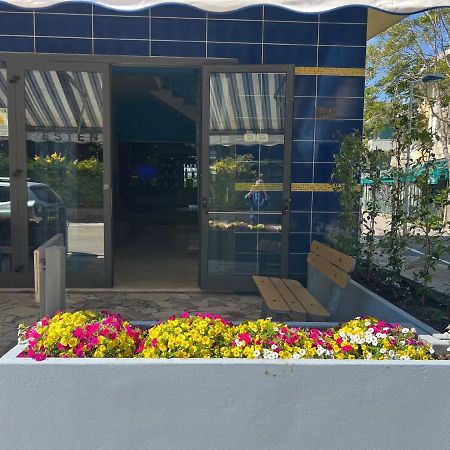 Hotel Estense Rimini Bagian luar foto