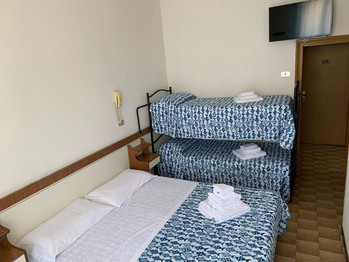 Hotel Estense Rimini Bagian luar foto