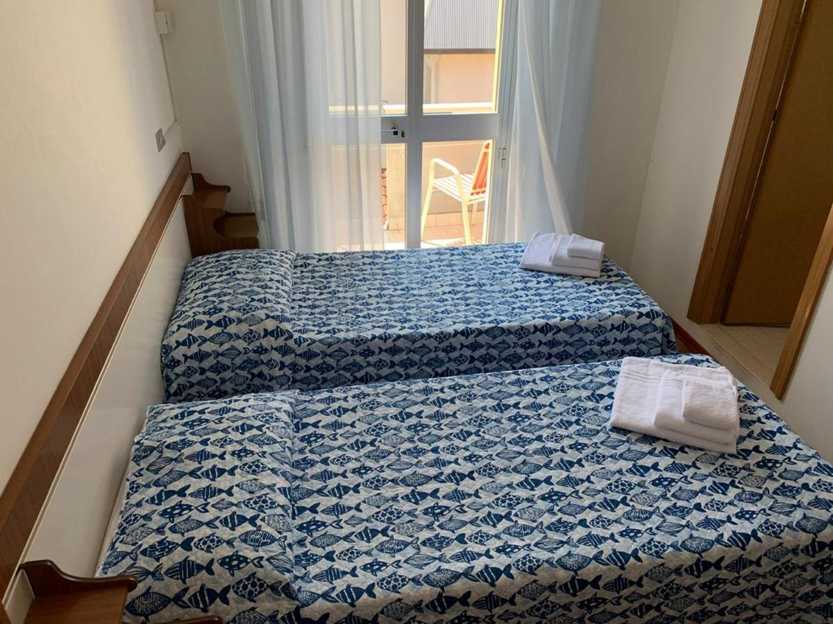 Hotel Estense Rimini Bagian luar foto