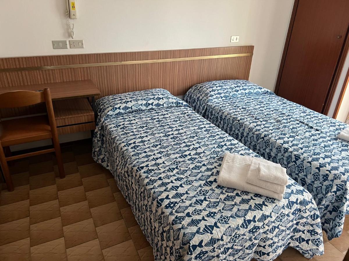 Hotel Estense Rimini Bagian luar foto