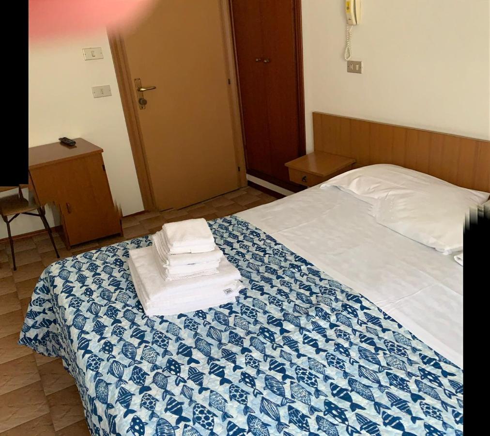 Hotel Estense Rimini Bagian luar foto