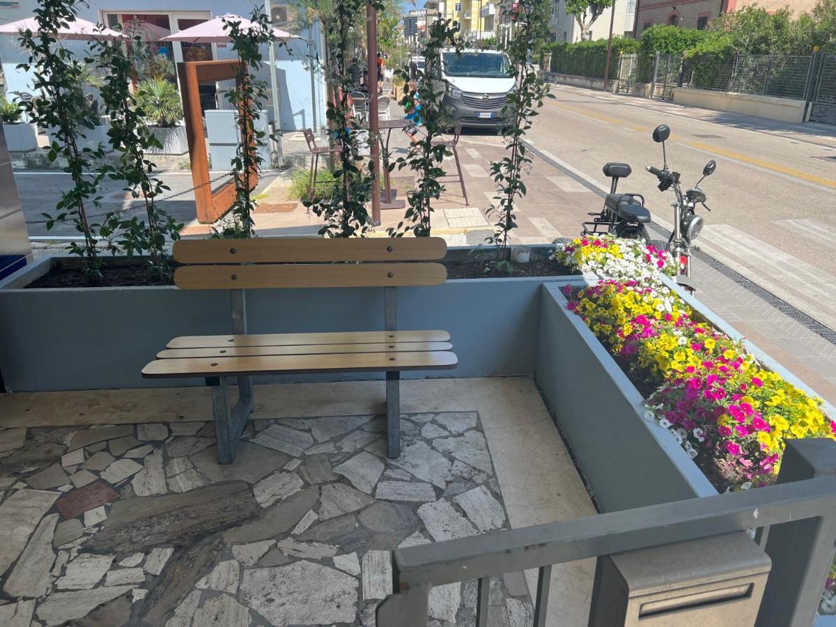 Hotel Estense Rimini Bagian luar foto