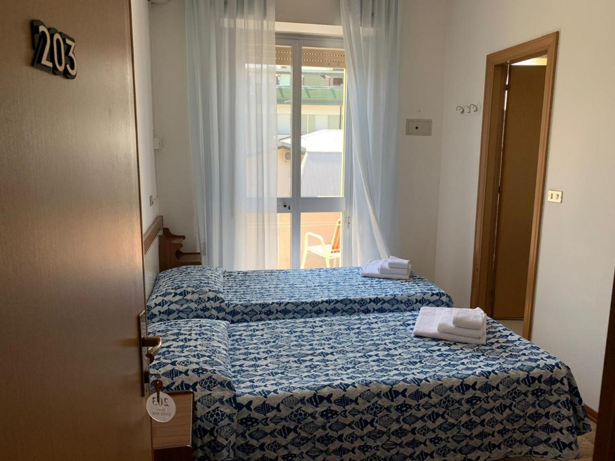 Hotel Estense Rimini Bagian luar foto