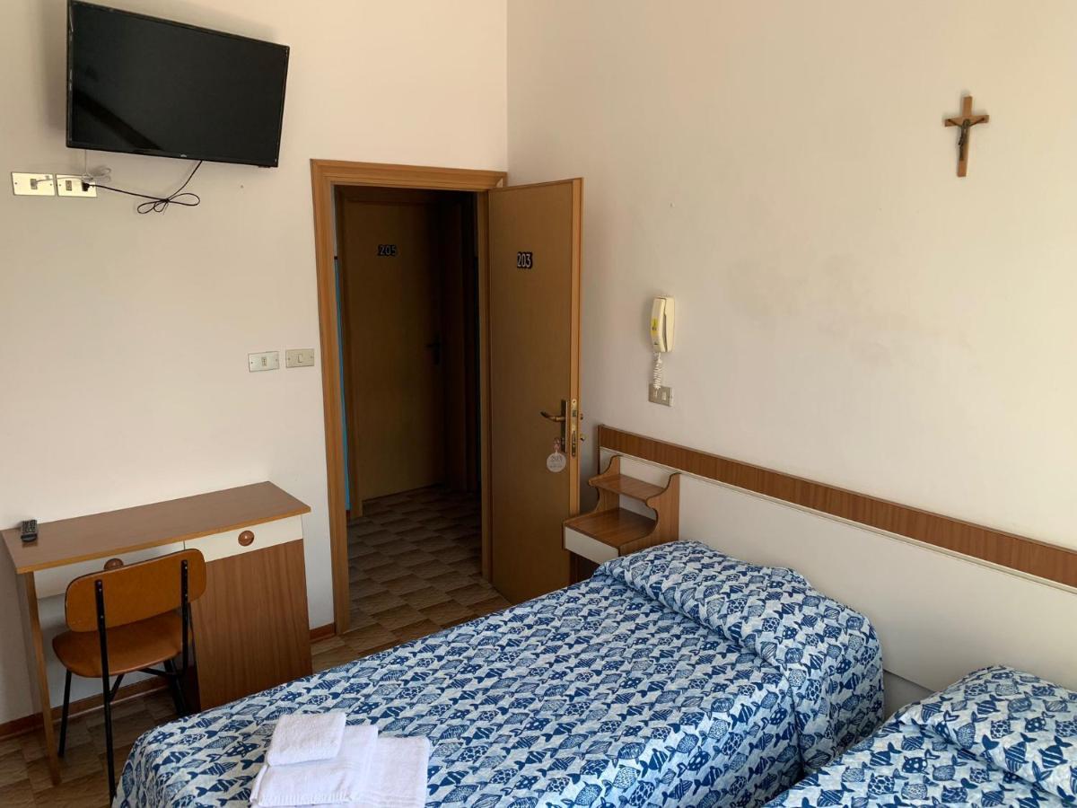 Hotel Estense Rimini Bagian luar foto