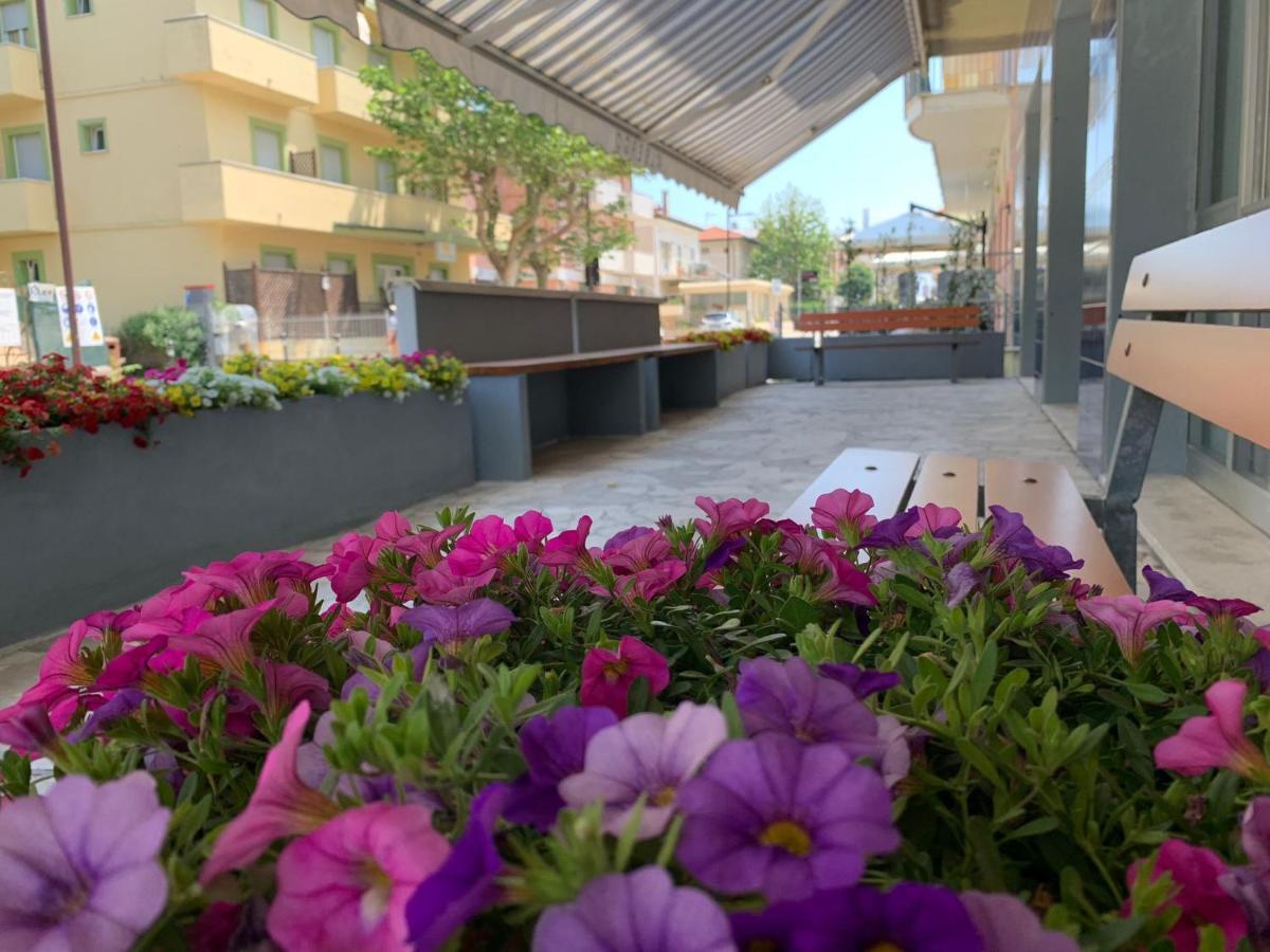 Hotel Estense Rimini Bagian luar foto
